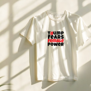 Protestslogan i student mot trumman är röd vit t shirt