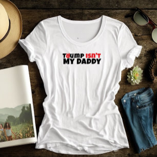 Protestslogan med röd elegant mot Trump student T Shirt