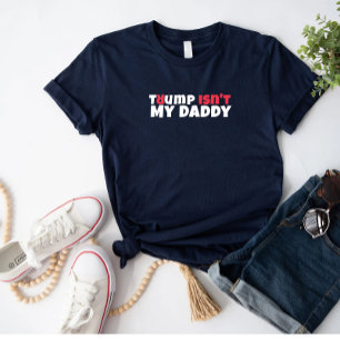 Protestslogan med röd elegant mot Trump student T Shirt