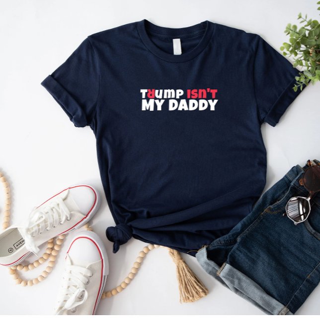 Protestslogan med röd elegant mot Trump student T Shirt (Skapare uppladdad)
