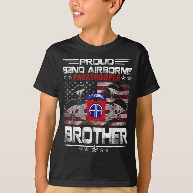 Proud 82:a Airborne Paratrooper Brother US Flagga  T Shirt (Framsida)