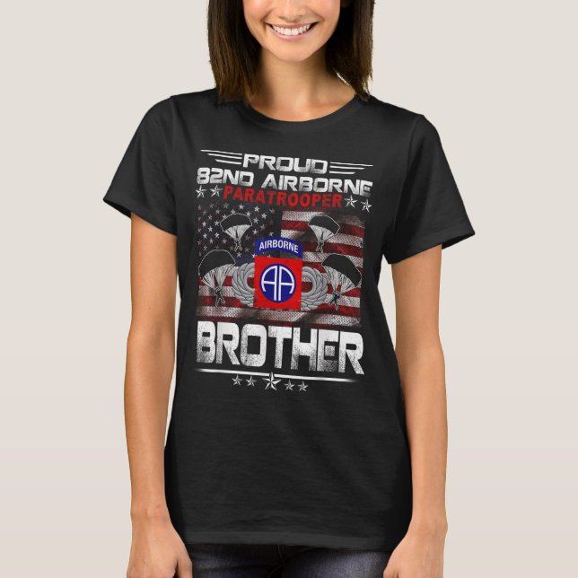 Proud 82:a Airborne Paratrooper Brother US Flagga  T Shirt (Framsida)