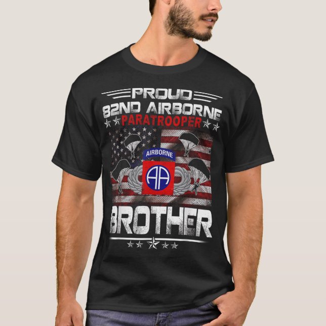 Proud 82:a Airborne Paratrooper Brother US Flagga  T Shirt (Framsida)
