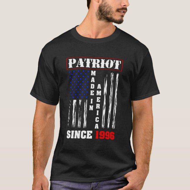 Proud American Patriot American Born 1996 Happ T Shirt (Framsida)