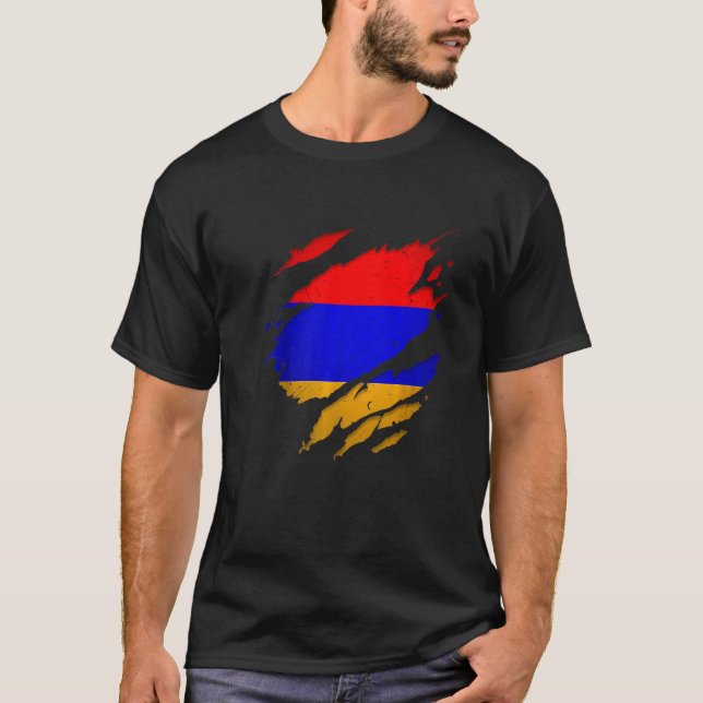 Proud Armenian  Torn Ripped Armenia Flag T Shirt (Framsida)