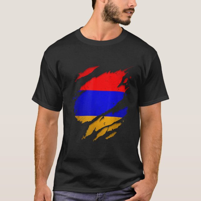 Proud Armenian   Torn Ripped Armenia Flag T Shirt (Framsida)