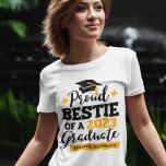 Proud Bestie från 2023 års bästa vän i student T Shirt<br><div class="desc">Fira din bästa väns studenten med denna moderna t-shirt med en "Proud BESTIE of a 2023 Student"-typografi i svart och guld typsnitt dekorerad med en svart hylsa med en gyllene tassel. Det är lätt att anpassa denna t-shirt med studenten-året och gradens namn genom att redigera mallen fält.</div>