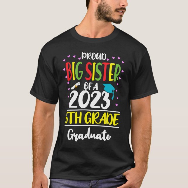 Proud Big Sister av klass 2023 5th Klass Grad T Shirt (Framsida)