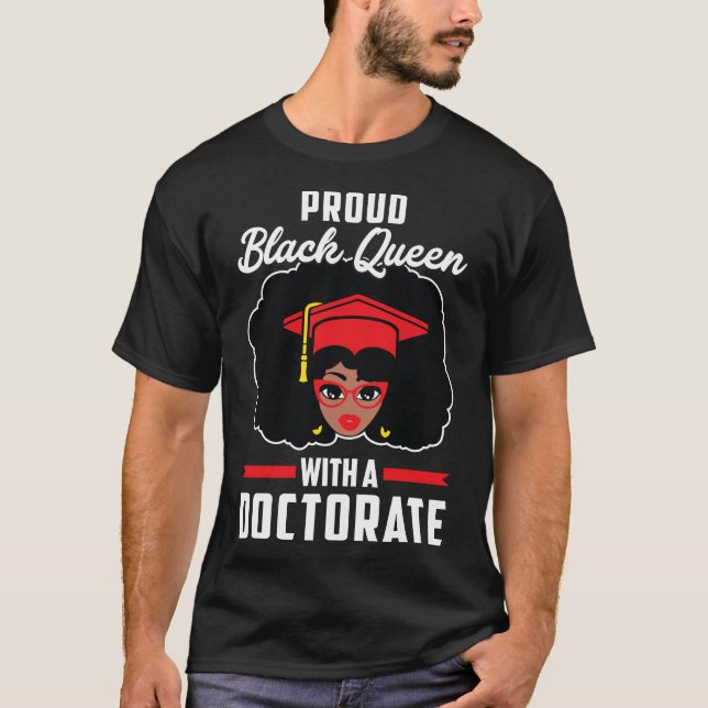 Proud Black Queen PhD Doctorate Degree Studenten T Shirt (Framsida)