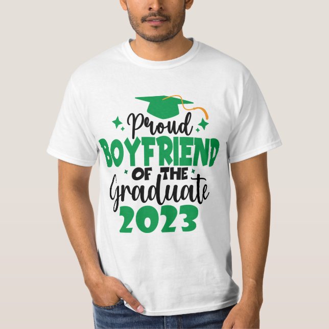 Proud BOYFRIEND i klass 2023 Student Roligt T Shirt (Framsida)