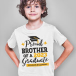 Proud Brother 2023 student svart guld-sockel namn T Shirt<br><div class="desc">Fira din broders eller systers studenten med den här moderna t-shirt som har en "Proud BROTHER of a 2023 Student"-typografi i svart och guld. Anpassa enkelt den här t-tröjan med studenten och namn i student genom att redigera mallen fält. Den här t-shirt är en del av vår "Studenten-familjens matchande T-Shirts"...</div>