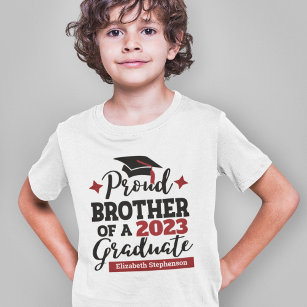 Proud Brother 2023 student svart sockel namn T Shirt