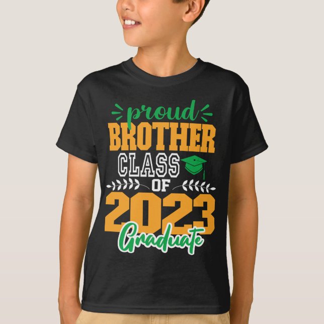 Proud BROTHER av klass 2023 MODERN SCRIPT T Shirt (Framsida)