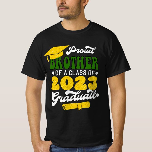 Proud BROTHER av klass 2023 Student Modern T Shirt (Framsida)