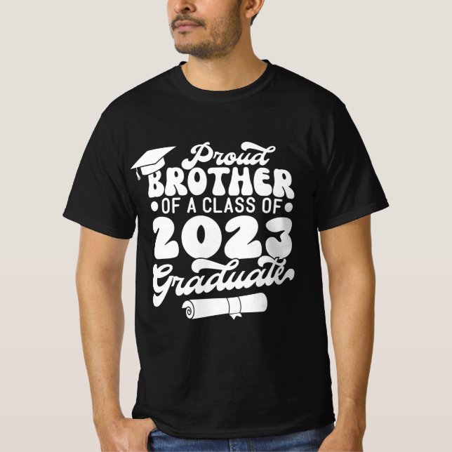 Proud BROTHER av klass 2023 Student Retro T Shirt (Framsida)