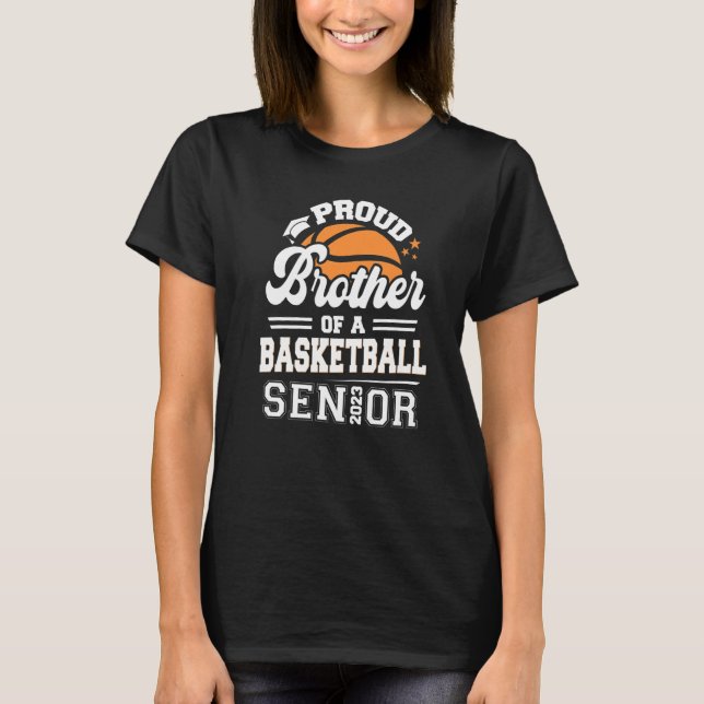 Proud Brother of a Basketball Senior 2023 Graduati T Shirt (Framsida)