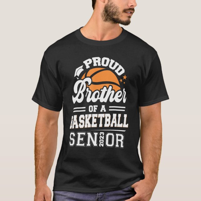 Proud Brother of a Basketball Senior 2023 Graduati T Shirt (Framsida)