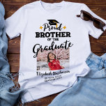 Proud Brother på fotot namn i student T Shirt<br><div class="desc">Fira din broders eller systers studenten med den här moderna t-shirt som har en "Proud BROTHER of the Student"-rubrik i svart contemporary typsnitt dekorerad med en graderöverdel med en gyllene tassel. Anpassa enkelt den här t-tröjan med en bild av student, studenten och skolans namn genom att redigera mallen fält. Den...</div>