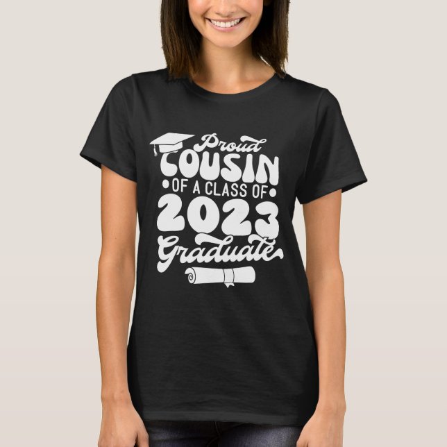 Proud COUSIN av klass 2023 Student Retro T Shirt (Framsida)