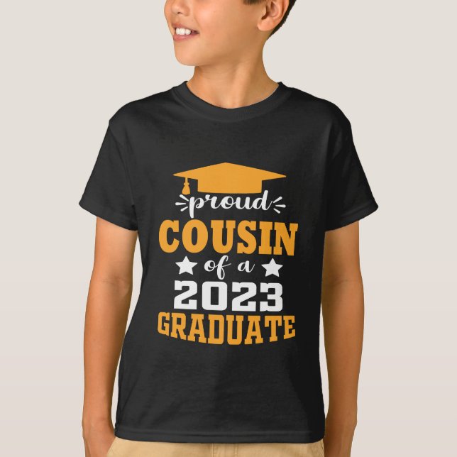 Proud COUSIN för 2023 Student Modern T Shirt (Framsida)