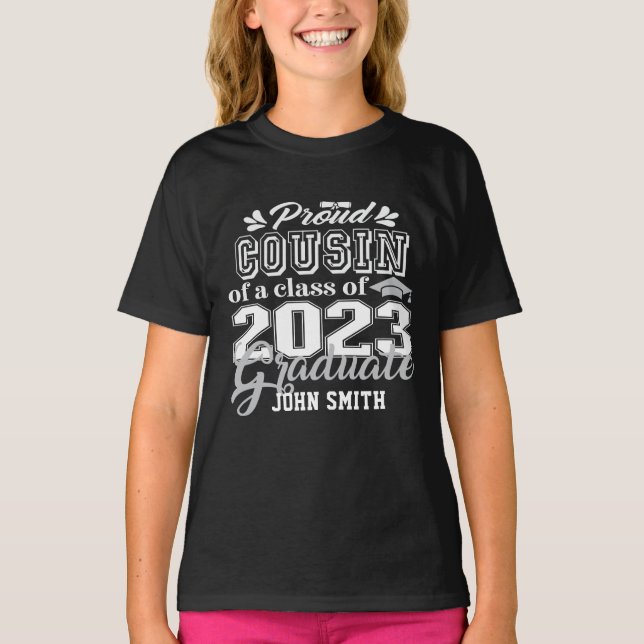 Proud COUSIN för 2023 Student Modern T Shirt (Framsida)
