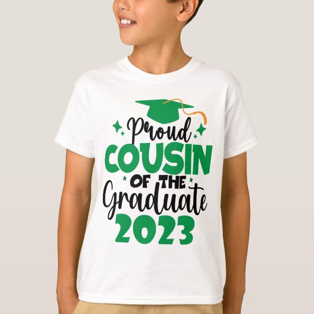 Proud COUSIN för en Grönt i Roligten Student 2023 T Shirt (Framsida)