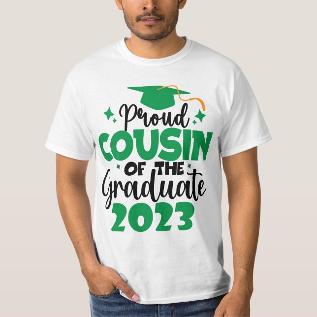 Proud COUSIN för en Grönt i Roligten Student 2023 T Shirt (Framsida)
