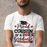 Proud Cousin från 2023 student-familjens matchning T Shirt<br><div class="desc">Fira din kusins studenten med denna moderna t-shirt med en "Proud COUSIN of a 2023 Student"-typografi i svart och rött typsnitt som dekoreras med en grad sockel med röd tassel, som lätt anpassar denna t-shirt med studenten-året och gradens namn genom att redigera mallen fält. Den här t-shirt är en del...</div>