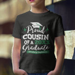 Proud Cousin från 2023 student-familjens matchning T Shirt<br><div class="desc">Fira din kusins studenten med denna moderna t-shirt med en "Proud COUSIN of a 2023 Student"-typografi i vit och grönt typsnitt dekorerad med en grad sockel med grönt tassel. Anpassa enkelt denna t-shirt med studenten-året och gradens namn genom att redigera mallen fält. Den här t-shirt är en del av vår...</div>