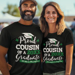 Proud Cousin från 2023 student-familjens matchning T Shirt<br><div class="desc">Fira din kusins studenten med denna moderna t-shirt med en "Proud COUSIN of a 2023 Student"-typografi i vit och grönt typsnitt dekorerad med en grad sockel med grönt tassel. Anpassa enkelt denna t-shirt med studenten-året och gradens namn genom att redigera mallen fält. Den här t-shirt är en del av vår...</div>