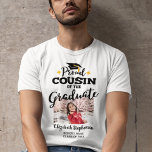 Proud Cousin från fotot namn i student T Shirt<br><div class="desc">Fira din kusins studenten med denna moderna t-shirt med texten "Proud COUSIN of the Student" i svart contemporary typsnitt dekorerat med en grad sockel med en gyllene tassel. Anpassa enkelt den här t-tröjan med en bild av student, studenten och skolans namn genom att redigera mallen fält. Den här t-shirt är...</div>