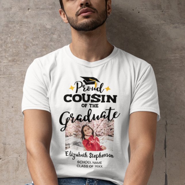 Proud Cousin från fotot namn i student T Shirt (Skapare uppladdad)
