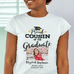 Proud Cousin från fotot namn i student T Shirt<br><div class="desc">Fira din kusins studenten med denna moderna t-shirt med texten "Proud COUSIN of the Student" i svart contemporary typsnitt dekorerat med en grad sockel med en gyllene tassel. Anpassa enkelt den här t-tröjan med en bild av student, studenten och skolans namn genom att redigera mallen fält. Den här t-shirt är...</div>