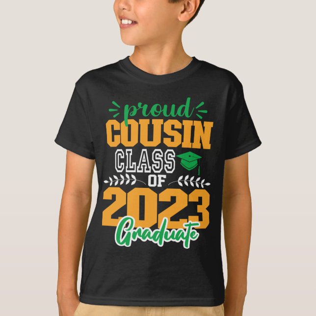 Proud CUOSIN av klass 2023 MODERN SCRIPT T Shirt (Framsida)