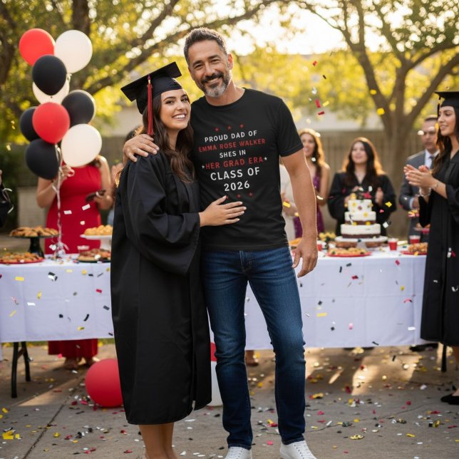 Proud Dad of Her Grad Era Class of 2026 T Shirt (Skapare uppladdad)