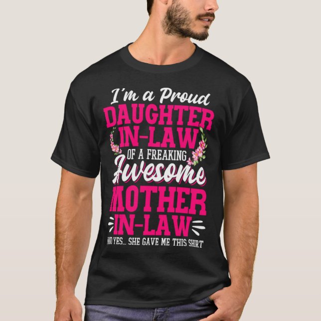 Proud Daughter In Law Of A Freaking Awesome Mother T Shirt (Framsida)