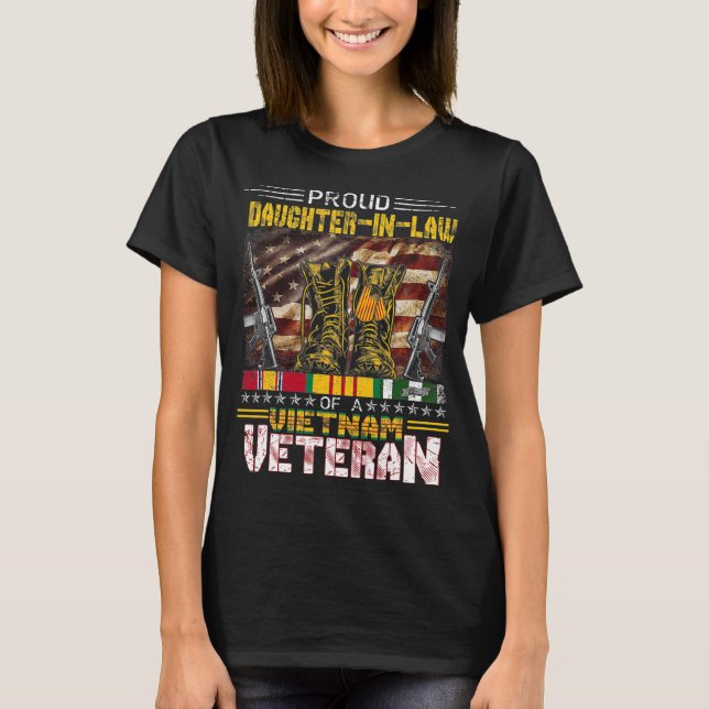 Proud Daughter-In-Law Of A Vietnam Veteran  T Shirt (Framsida)
