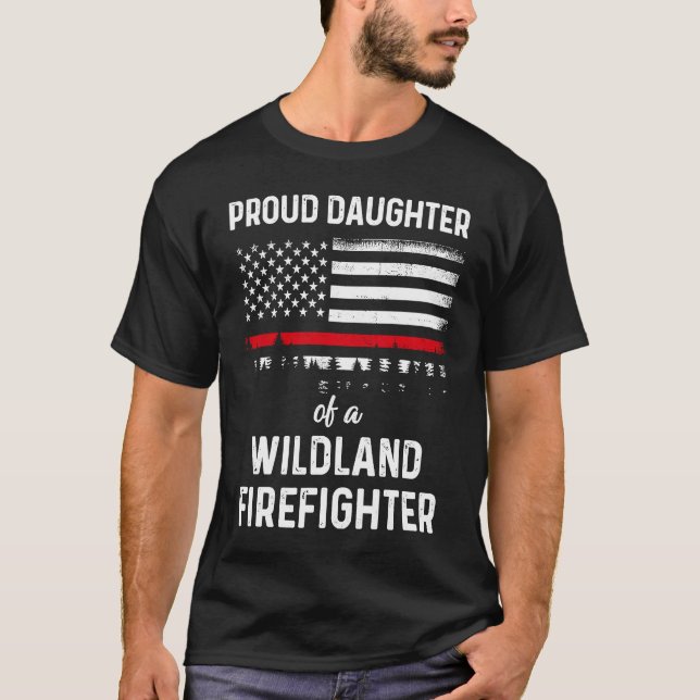 Proud Daughter US Flag Wildland Firefighter T Shirt (Framsida)
