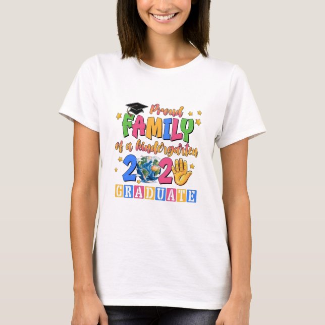 Proud-familjen student, klass 2025 t shirt (Framsida)