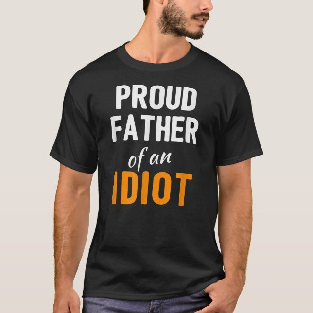 Proud Far av en Idiot Funny Fars dag Joke T Shirt (Framsida)