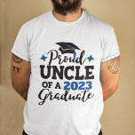 Proud farbror 2022 student svart blått tassel t shirt<br><div class="desc">Fira din systers eller systers studenten med denna moderna t-shirt med en "Proud UNCLE of a 2022 Student"-typografi i svart och blått. Anpassa enkelt den här t-tröjan med studenten-året genom att redigera mallen fält. Den här t-shirt är en del av vår "Studenten-familjens matchande T-Shirts" med många samordnande artiklar för alla...</div>
