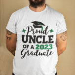 Proud farbror 2022 student svart grönt tassel t shirt<br><div class="desc">Fira din systers eller systers studenten med denna moderna t-shirt med "Proud UNCLE of a 2022 Student"-typografi i svart och grönt. Anpassa enkelt den här t-tröjan med studenten-året genom att redigera mallen fält. Den här t-shirt är en del av vår "Studenten-familjens matchande T-Shirts" med många samordnande artiklar för alla familjemedlemmar....</div>