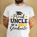 Proud farbror 2023 student svart guld tassel t shirt<br><div class="desc">Fira din systers eller systers studenten med denna moderna t-shirt med "Proud UNCLE of a 2023 Student"-typografi i svart och guld. Anpassa enkelt den här t-tröjan med studenten-året genom att redigera mallen fält. Den här t-shirt är en del av vår "Studenten-familjens matchande T-Shirts" med många samordnande artiklar för alla familjemedlemmar....</div>