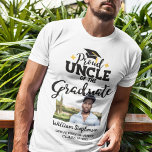 Proud farbror för fotot av student namn T-Shirt<br><div class="desc">Fira din systers eller systers studenten med den moderna t-shirt som har en "Proud UNCLE of the Student"-rubrik i svart contemporary typsnitt dekorerad med en grad sockel med en gyllene tassel. Anpassa enkelt den här t-tröjan med en bild av student, studenten och skolans namn genom att redigera mallen fält. Den...</div>