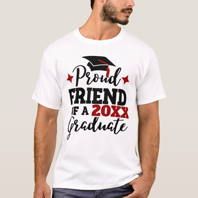 Proud Friend av en svart rödtassel 2022 student T Shirt (Framsida)