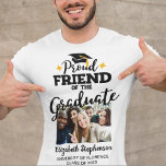 Proud Friend of the student fotot namn T Shirt<br><div class="desc">Fira din väns studenten med denna moderna t-shirt med texten "Proud FRIEND of the Student" i svart contemporary typsnitt dekorerat med en grad sockel med en gyllene tassel. Anpassa enkelt den här t-tröjan med en bild av student, studenten och skolans namn genom att redigera mallen fält. Den här t-shirt är...</div>