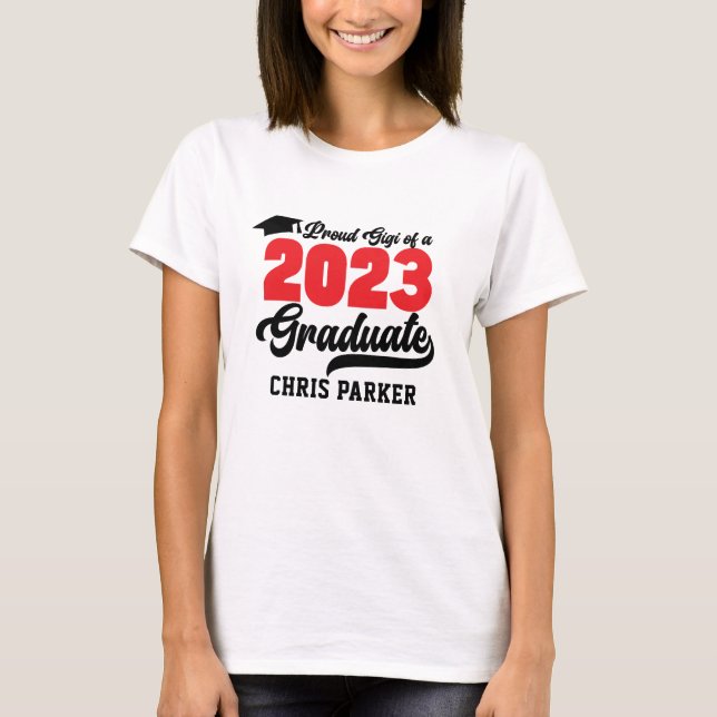 Proud GIGI med 2 023 Student Red Bold Script T Shirt (Framsida)