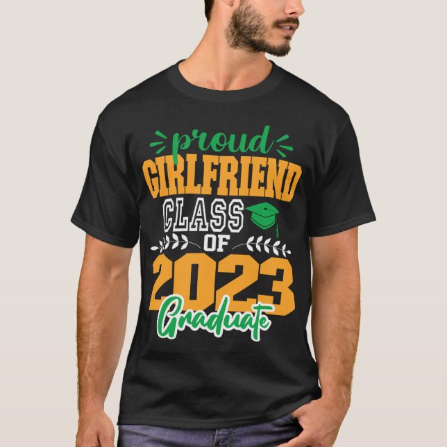 Proud GIRLFRIEND av klass 2023 MODERN SCRIPT T Shirt (Framsida)