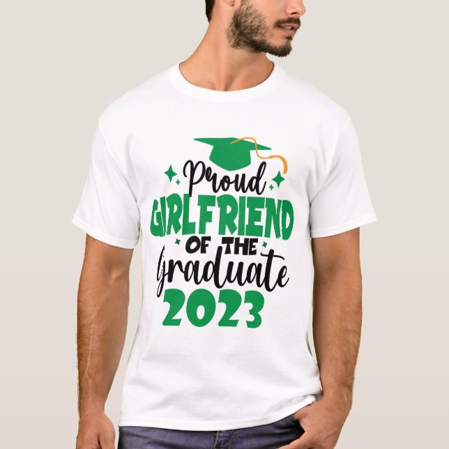 Proud GIRLFRIEND av klass 2023 Student Roligt T Shirt (Framsida)