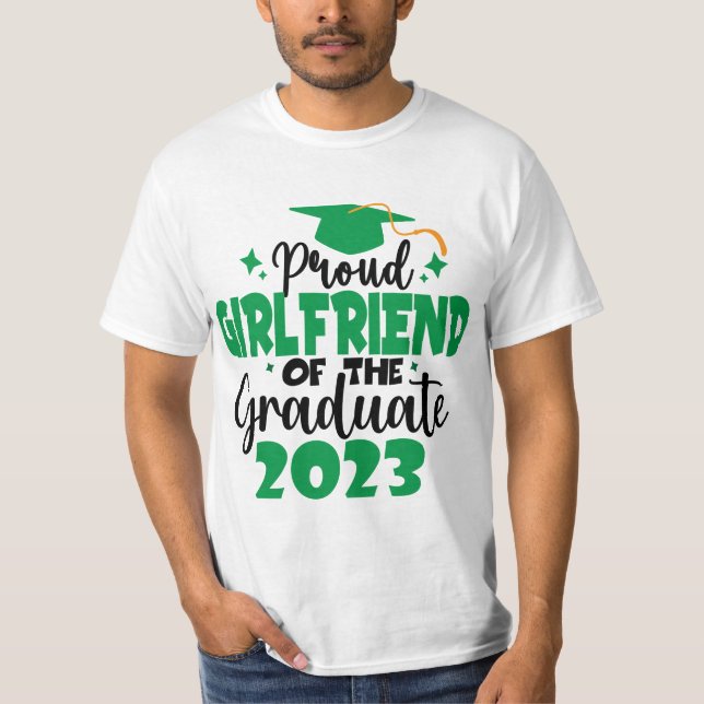 Proud GIRLFRIEND av klass 2023 Student Roligt T Shirt (Framsida)